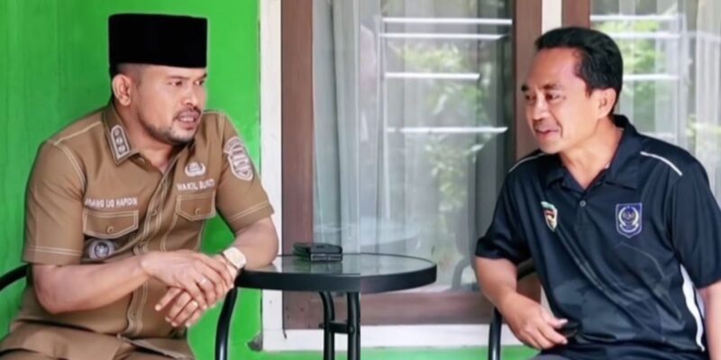 Wakil Bupati Purwakarta, Abang Ijo Hapidin saat berbinvang dengan Sekretaris Desa Karang Mukti. (Tangkapan Layar)