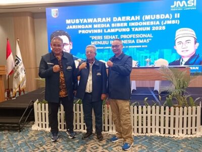 Ketua JMSI Lampung periode 2025-2030, Ahmad Novriwan (tengah) didampingi Ketua Umum JMSI, Teguh Santosa dan Ketua Harian JMSI, Ari Rahman. (Foto: JMSI)