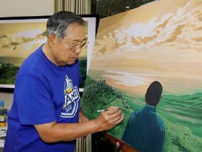 Presiden keenam Republik Indonesia, Susilo Bambang Yudhoyono tengah melukis. (Dok Pribadi)