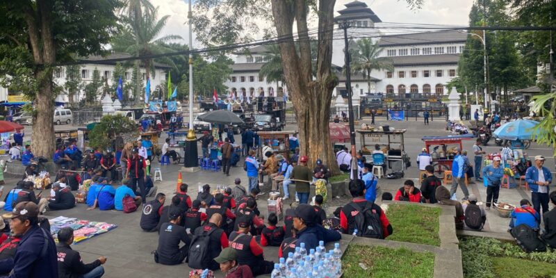 Aksi demo buruh menolak UMSK. (Istimewa)