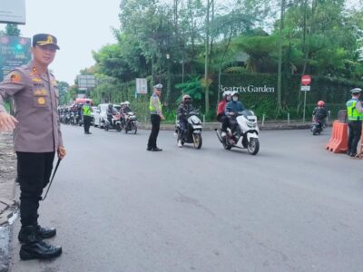Kapolres Cimahi, AKBP Niko N. Adi Putra mengatur arus lalu lintas. (Istimewa)