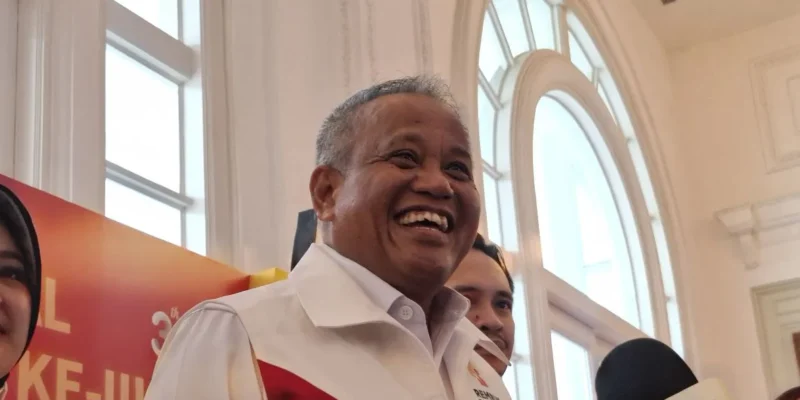 Wakil Menteri Pertanian Muhammad Saleh Mustafa (kiri) memberikan keterangan kepada wartawan seusai menghadiri Rembuk Nasional Pemuda Indonesia ke-3 di Jakarta, (31/10)/ANTARA