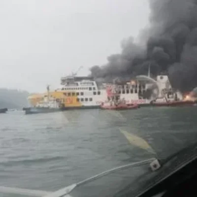 KMP Batumandi terbakar saat hendak berlabuh di Pelabuhan Merak, Cilegon, Banten (Foto: Polda Banten)