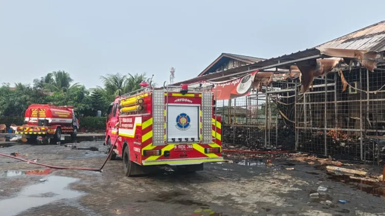 Sejumlah kendaraan pemadam kebakaran selepas memadamkan api yang membakar sebuah rumah makan di Kabupaten Tangerang (Foto:RRI/Saadatuddaraen)