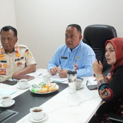 Sekretaris Kota Jakbar, Imron Sjahrin memimpin rapat koordinasi urban farming di Kantor Wali Kota Jakarta Barat/Pemkot Jakbar